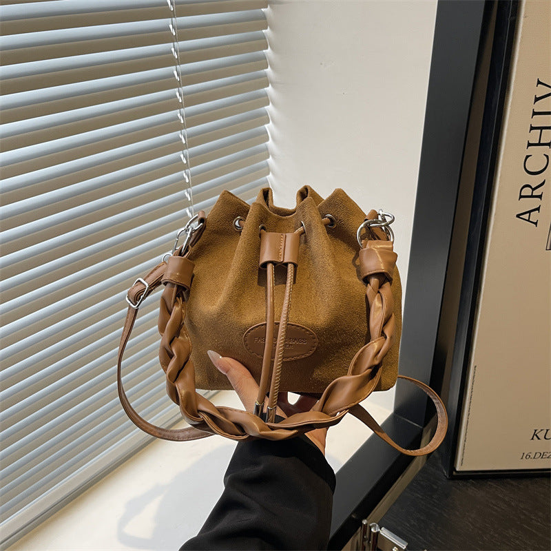 Damen Beuteltasche aus weichem Wildleder mit geflochtenem Design Nord Taschen
