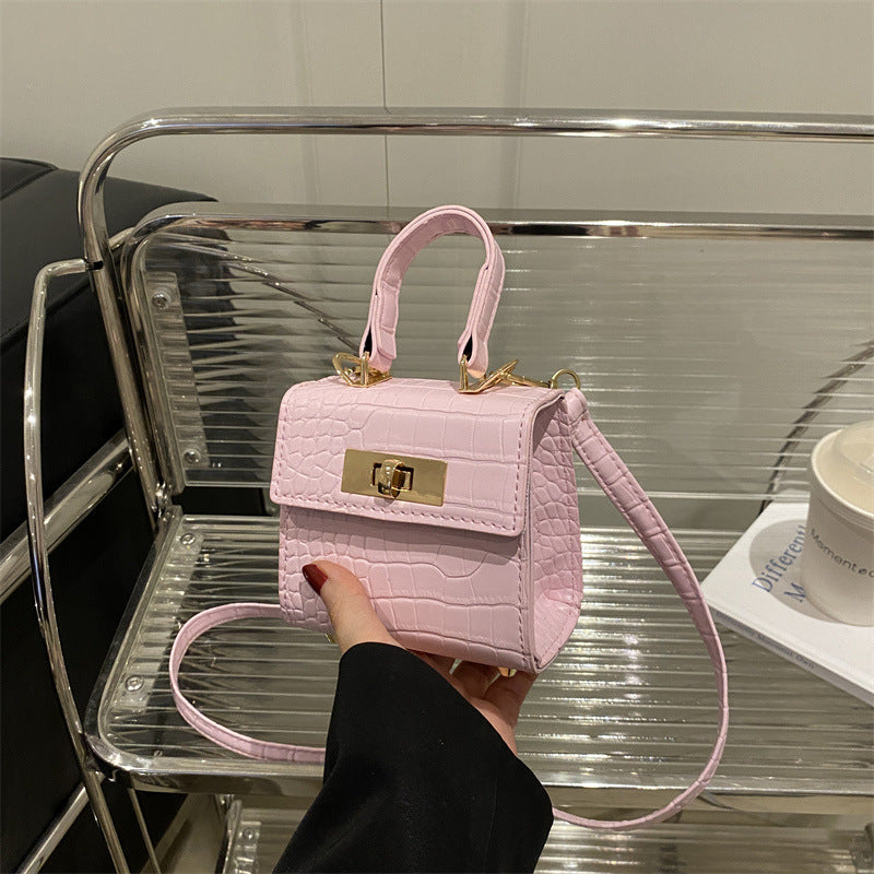 Damen Mini-Tasche mit edler Kroko-Optik und goldenen Akzenten Nord Taschen