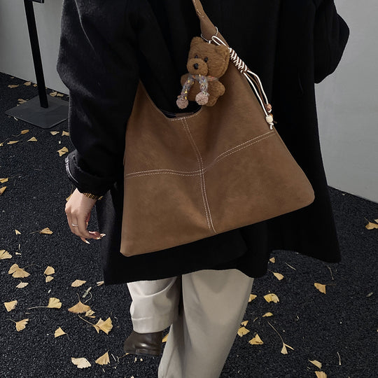 Damen Hobo-Tasche aus weichem Kunstleder mit charmantem Bären-Anhänger Nord Taschen