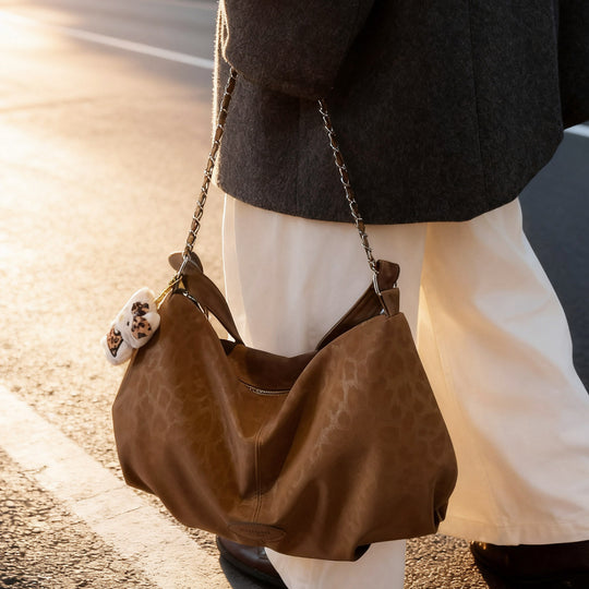 Damen eleganter Hobo-Bag aus strukturiertem Kunstleder mit abnehmbarem Anhänger Nord Taschen