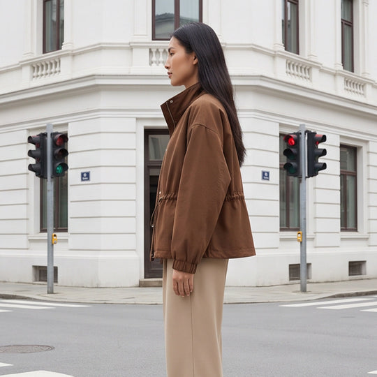 Damen Utility-Fieldjacke mit Tunnelzugtaillierung, hohem Kragen und elastischen Bündchen Nord Taschen