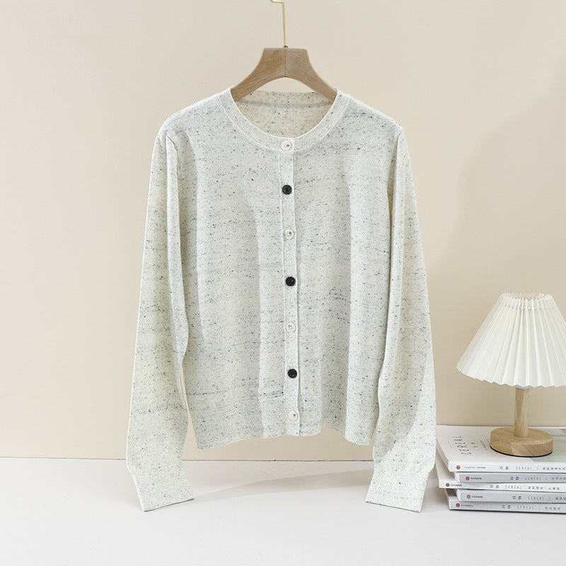 Damen Leichter gestrickter Kurzcardigan mit Rundhals, Mélange‑Struktur und kontrastierenden Knöpfen Nord Taschen