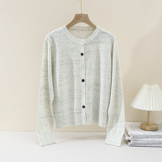 Damen Leichter gestrickter Kurzcardigan mit Rundhals, Mélange‑Struktur und kontrastierenden Knöpfen Nord Taschen