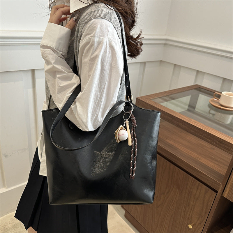 Damen elegante Schultertasche mit dekorativem Anhänger Nord Taschen