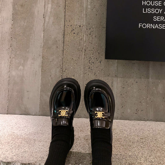 Damen Plateau-Loafer im Retro-Glanz mit markantem Zierriemen Nord Taschen