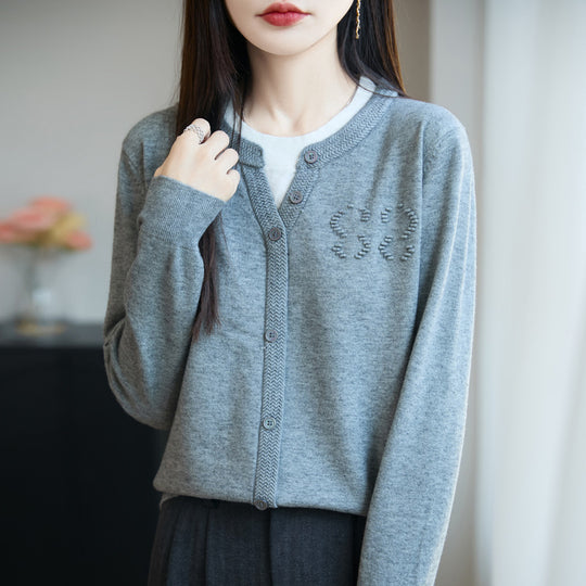 Damen Kurzer Feinstrick-Cardigan mit V‑Schlitzkragen, Rippenblende und dezentem Struktur‑Logo Nord Taschen