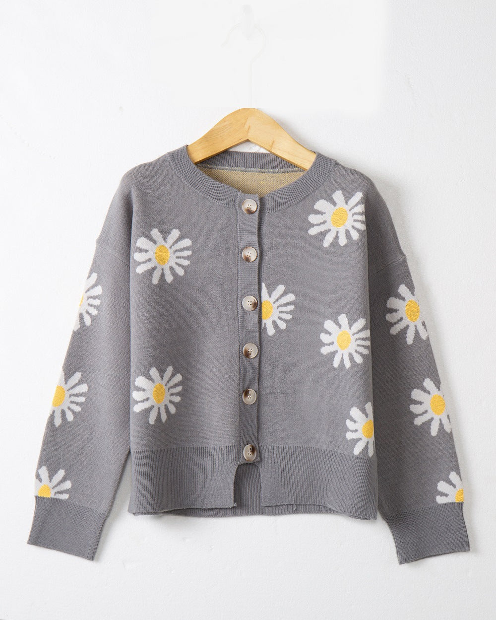 Damen Oversize-Strickcardigan mit Blumenapplikation, Perlmuttknöpfen und Wellensaum Nord Taschen