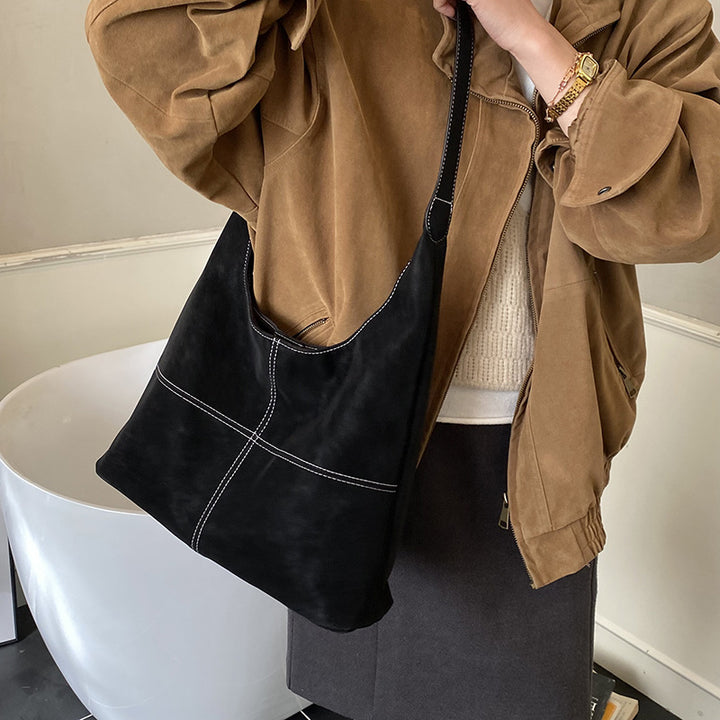 Damen moderne Wildleder-Handtasche mit verspieltem Anhänger Nord Taschen
