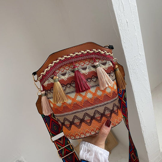 Damen modische Umhängetasche mit bunten Stickereien und Quasten Nord Taschen