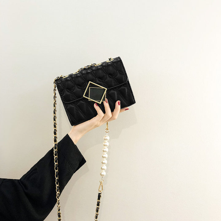 Damen Clutch mit luxuriöser Steppung und edlem Kettenhenkel Nord Taschen