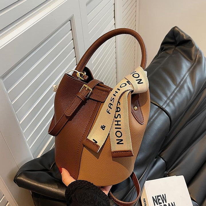 Damen Beuteltasche aus hochwertigem Kunstleder mit dekorativem Schultergurt Nord Taschen