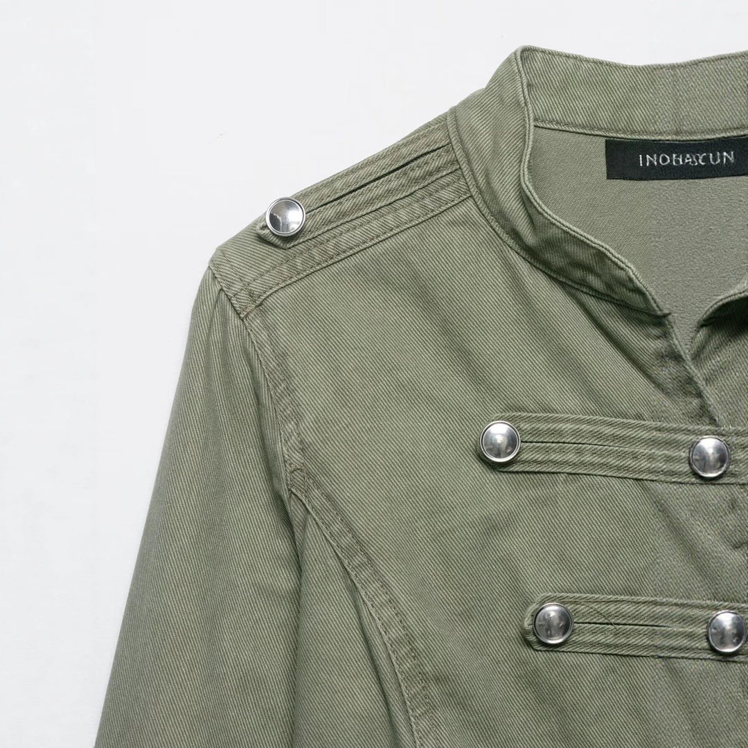 Damen Kurzgeschnittene Military-Jacke mit Stehkragen, Zierknopfleiste und taillierter Silhouette Nord Taschen