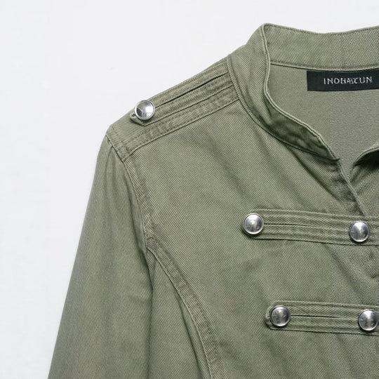 Damen Kurzgeschnittene Military-Jacke mit Stehkragen, Zierknopfleiste und taillierter Silhouette Nord Taschen