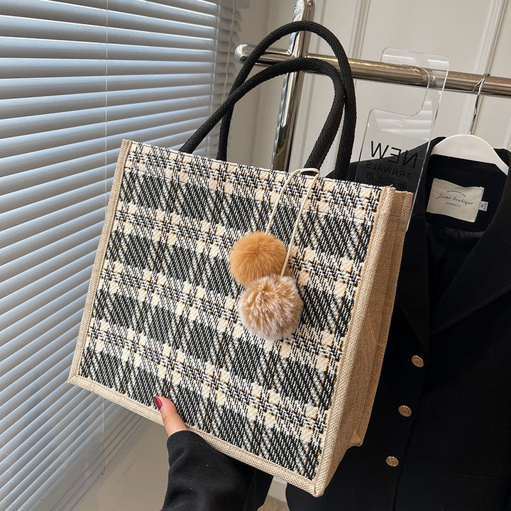 Damen Jute-Tasche mit stilvollem Karomuster und dekorativen Pompons Nord Taschen