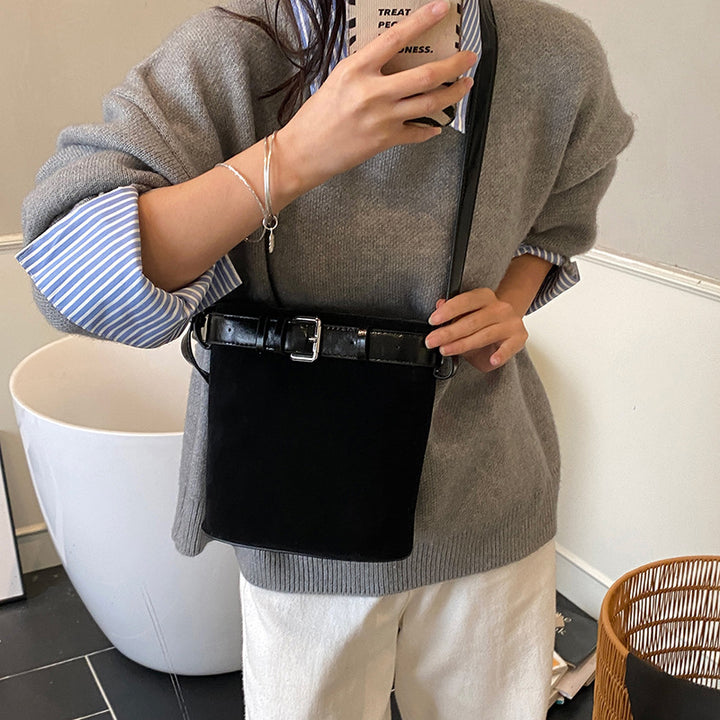Damen Hobo-Tasche mit luxuriösem Wildlederüberzug und elegantem Gürtelakzent Nord Taschen