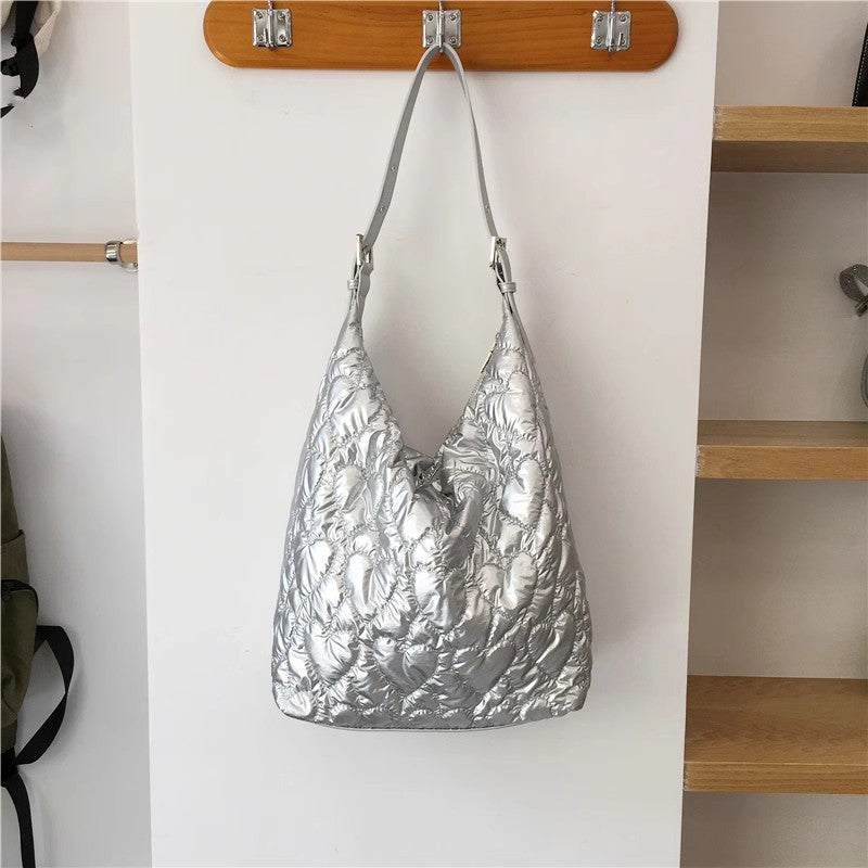 Damen Hobo-Tasche aus hochwertigem, gesteppte Kunstleder mit Herzmotiv Nord Taschen