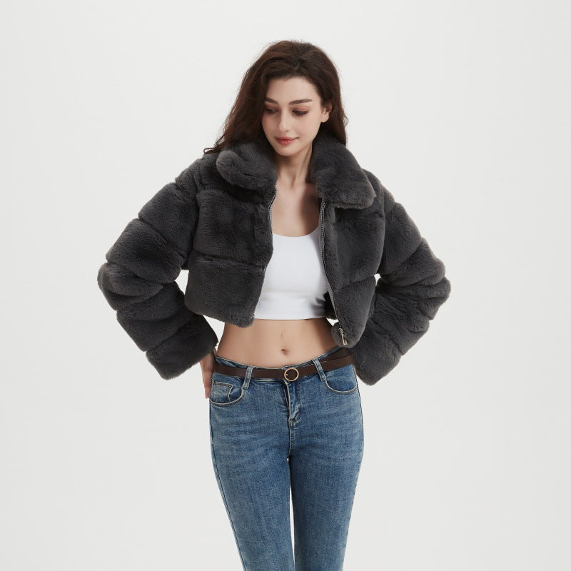 Damen Cropped Kapuzenjacke aus langfaserigem Faux‑Fur mit horizontalen Volumenbahnen Nord Taschen
