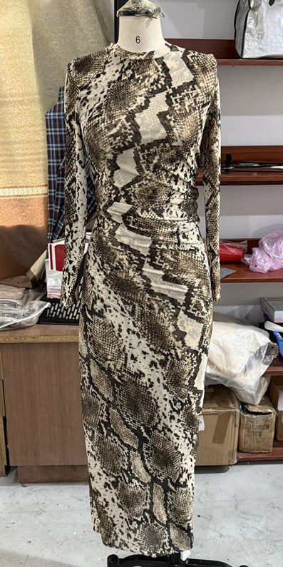 Damen Figurbetontes Midikleid mit Schlangenprint, taillierter Drapierung und Langarm-Schnitt Nord Taschen