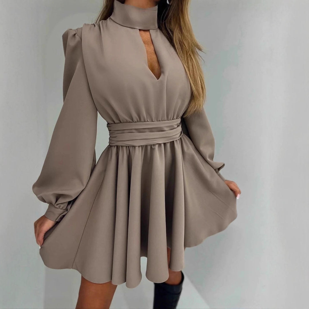 Damen Elegantes Kurzkleid mit Stehkragen, Cut-Out, weitem Glockenrock und Taillenschärpe Nord Taschen