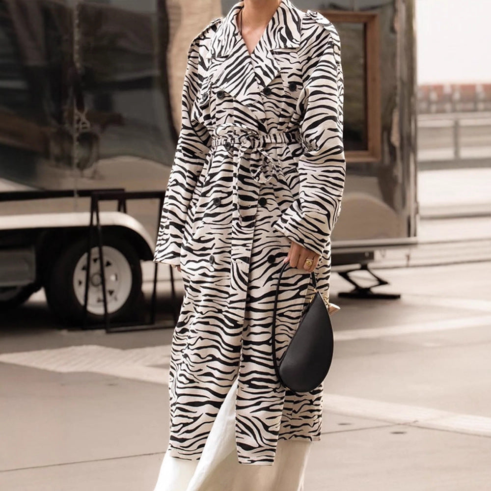 Damen Maxilanger Trenchcoat im Animal-Print mit voluminösem Schalkragen, bindegürtel und kastiger Silhouette Nord Taschen