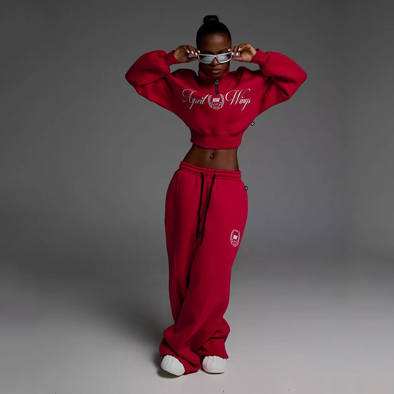 Damen gekürztes Halfzip-Sweatshirt mit Collegestickerei und weit geschnittene High‑Waist Lounge-Jogginghose Nord Taschen
