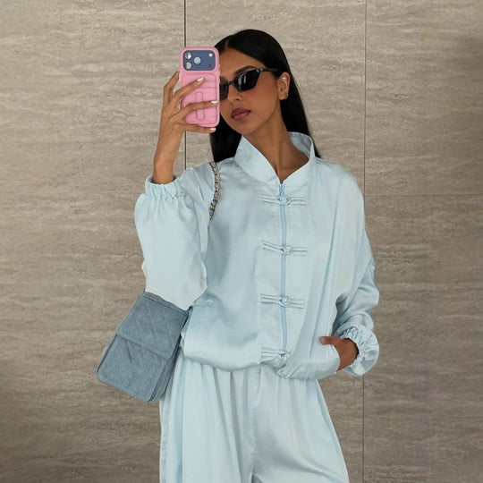 Damen Satin-Zweiteiler mit traditionellen Knebelverschlüssen und weitem Hosenrock Nord Taschen