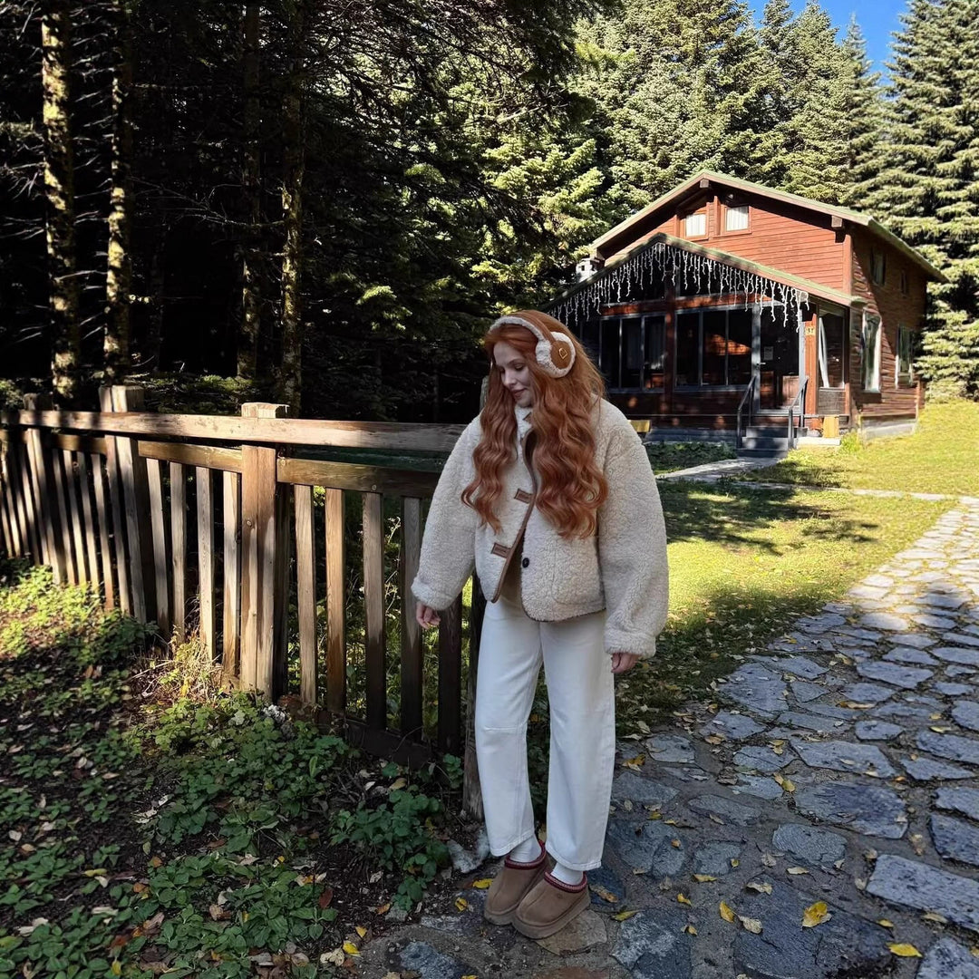 Damen Kurzjacke im Lammfell‑Look mit hohem Stehkragen und aufgesetzten Taschen Nord Taschen