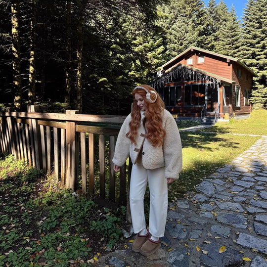 Damen Kurzjacke im Lammfell‑Look mit hohem Stehkragen und aufgesetzten Taschen Nord Taschen