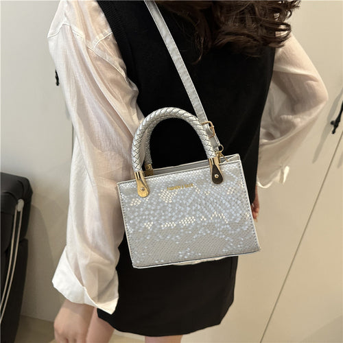 Damen Designer Handtasche mit strukturiertem Obermaterial und goldenen Akzenten Nord Taschen