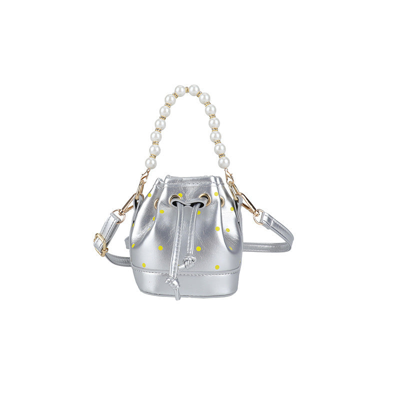 Damen Beuteltasche mit eleganter Perlenkette und verspieltem Punktdesign Nord Taschen