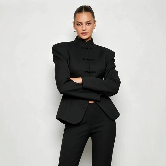 Damen Sculpted‑Blazer mit Stehkragen, dekorativen Knotenverschlüssen und taillierter Silhouette Nord Taschen