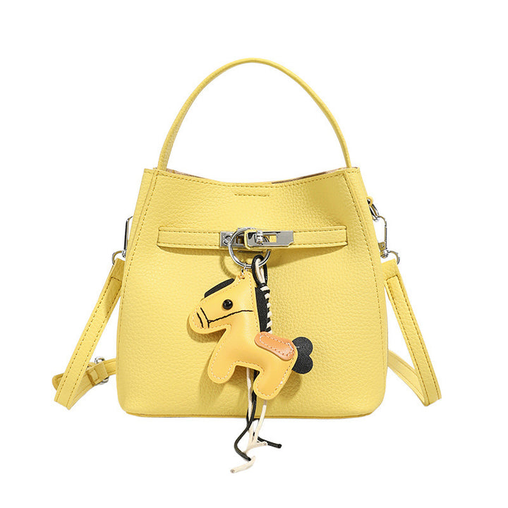 Damen Mini-Umhängetasche mit verspieltem Design und niedlichem Anhänger Nord Taschen