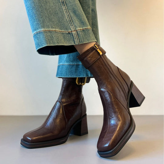 Damen knöchelhohe Glattleder‑Stiefelette mit markantem Blockabsatz, Plateau‑Sohle, seitlichem Reißverschluss und dekorativem Gurt Nord Taschen