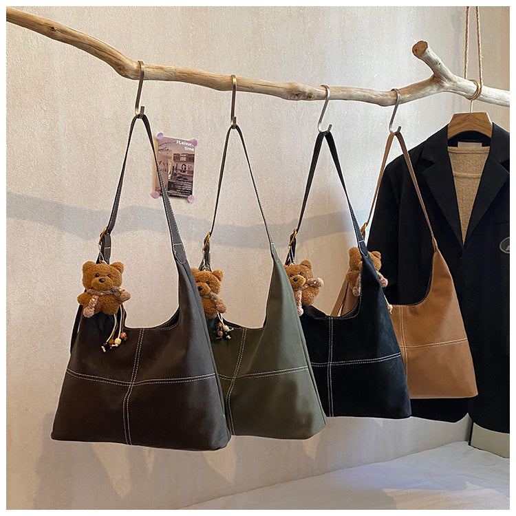 Damen Hobo-Tasche aus weichem Kunstleder mit charmantem Bären-Anhänger Nord Taschen