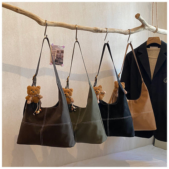 Damen Hobo-Tasche aus weichem Kunstleder mit charmantem Bären-Anhänger Nord Taschen