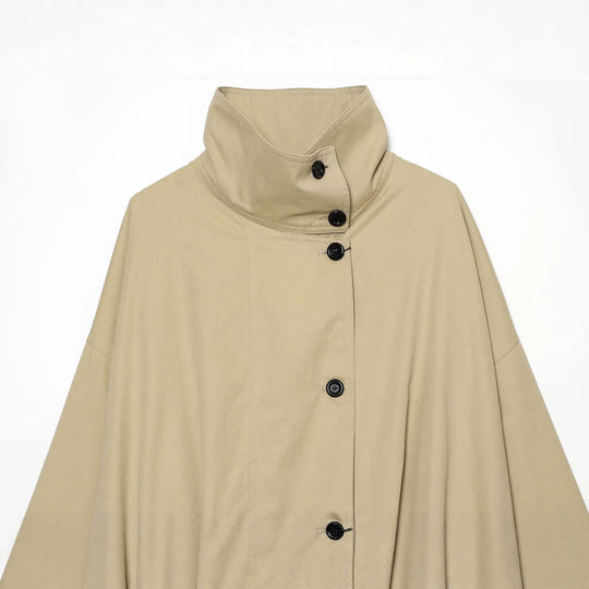 Damen Kurze Capejacke mit hohem Funnelkragen, kastiger Silhouette und überschnittenen Ärmeln Nord Taschen