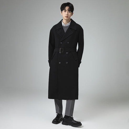 Herren Maxilanger Trenchmantel mit taillierendem Gürtel und minimalistischer Silhouette Nord Taschen