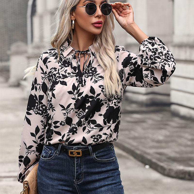 Damen Fließende Viskose-Bluse mit floralem Print, Krawattenkragen und geraffter Passe Nord Taschen
