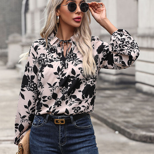 Damen Fließende Viskose-Bluse mit floralem Print, Krawattenkragen und geraffter Passe Nord Taschen