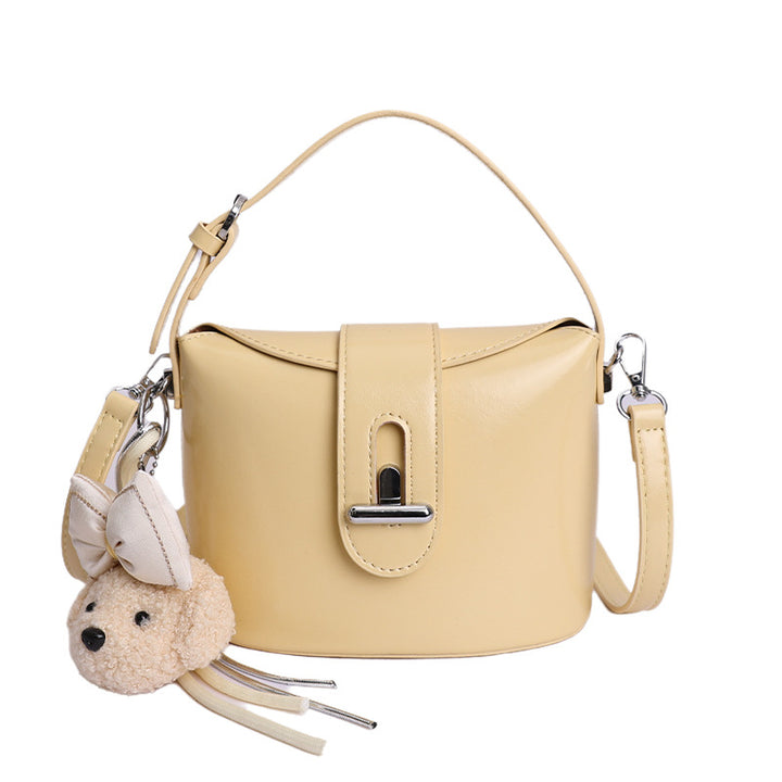 Damen Handtasche im modernen minimalistischen Design mit abnehmbarem Plüschanhänger Nord Taschen