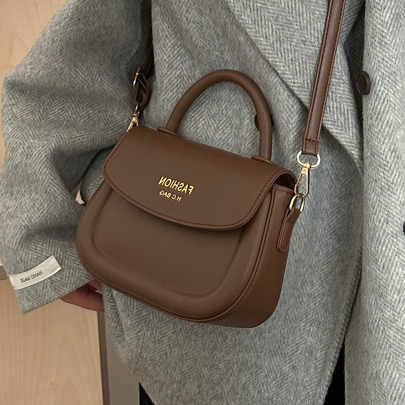 Damen Henkeltasche mit modernem Klappverschluss und eleganten Details Nord Taschen