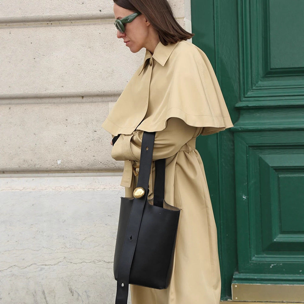 Damen Langer Trenchcoat mit Capelet, Taillengürtel und Raglanärmeln Nord Taschen