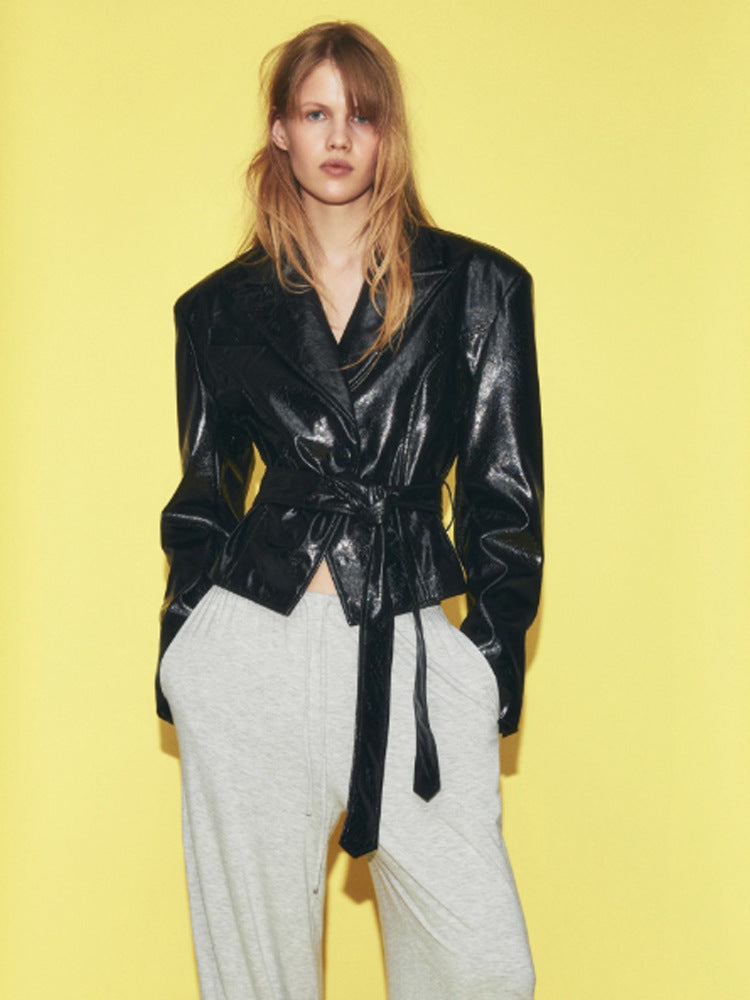 Damen Kurzblazer im Lackleder-Look mit Taillengürtel und fallendem Revers Nord Taschen