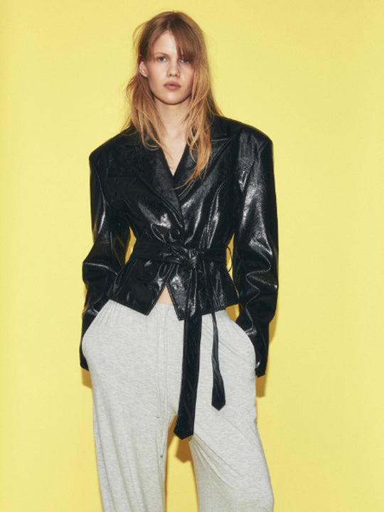Damen Kurzblazer im Lackleder-Look mit Taillengürtel und fallendem Revers Nord Taschen