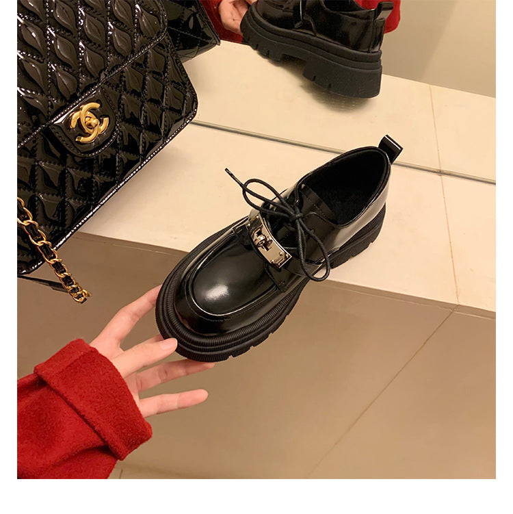 Damen Chunky Lackleder‑Schnürloafer mit markanter Lug‑Sohle und dekorativer Metallschnalle Nord Taschen