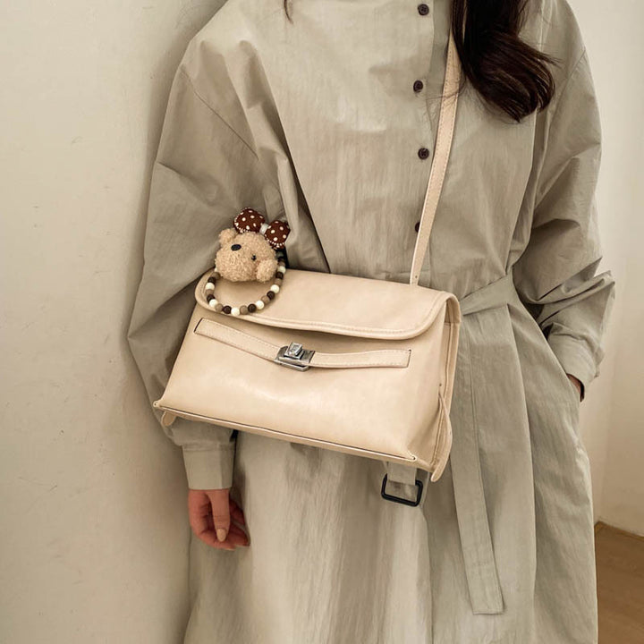 Damen elegante Schultertasche aus hochwertigem Kunstleder mit charmantem Anhänger Nord Taschen