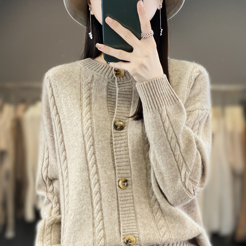 Damen Kaschmirähnlicher Zopfmuster‑Cardigan mit Rundhals und Hornoptikknöpfen Nord Taschen