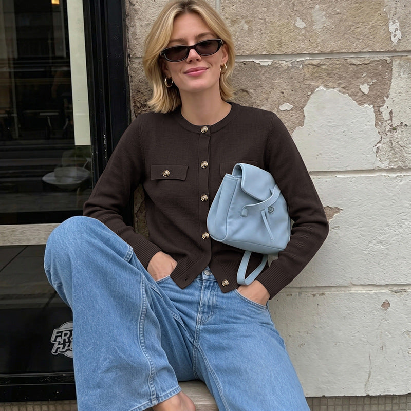 Damen Kurzgeschnittener Feinstrick-Cardigan mit Zierpatten und goldfarbenen Knöpfen Nord Taschen