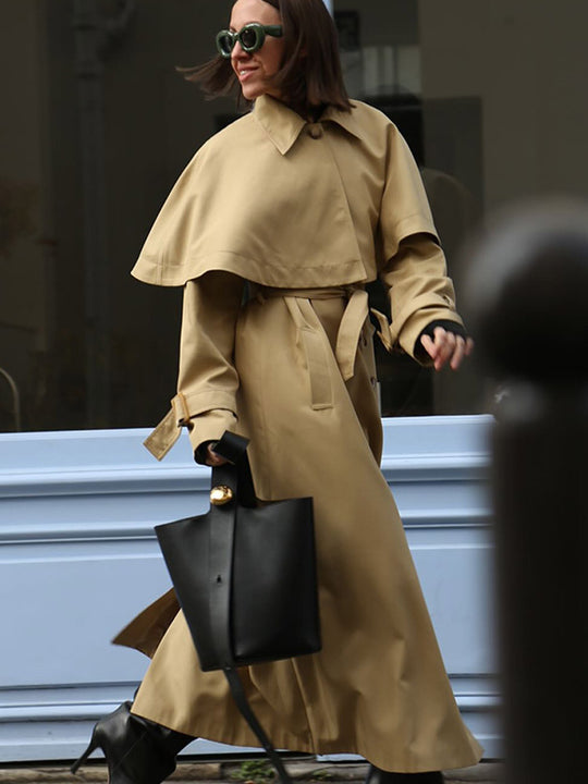 Damen Langer Trenchcoat mit Capelet, Taillengürtel und Raglanärmeln Nord Taschen