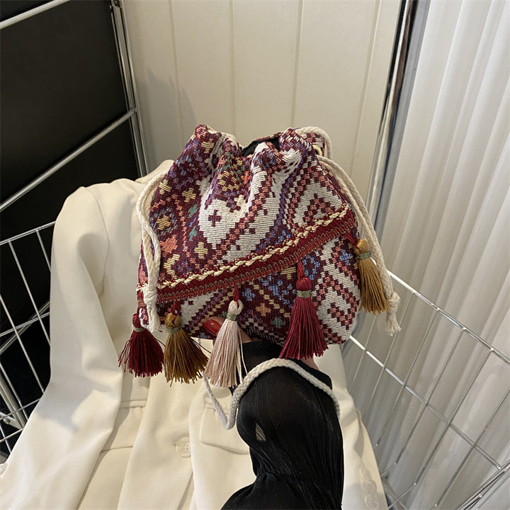 Damen Beuteltasche mit buntem Ethnomuster und verspielten Quasten Nord Taschen